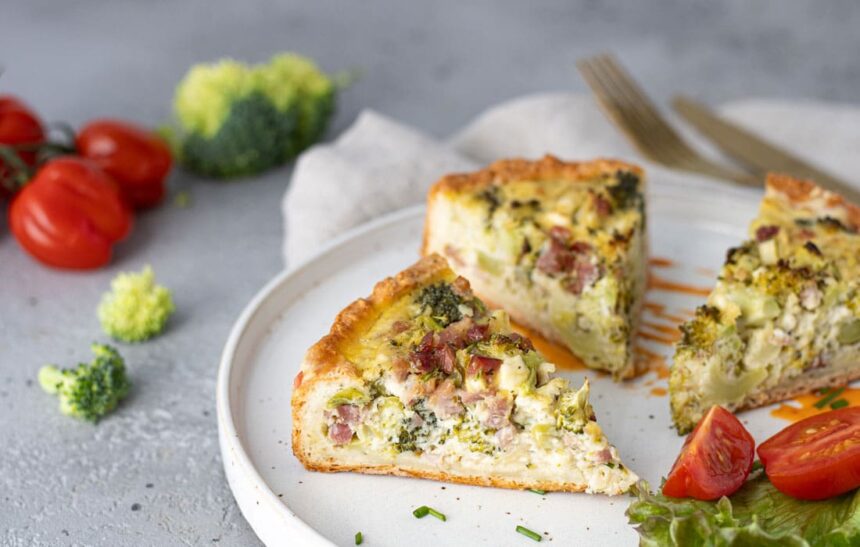Käse-Schinken-Brokkoli Quiche | Protein Quiche Rezept - IQs Kitchen ... Käse-Schinken-Brokkoli Quiche | Protein Quiche Rezept - IQs Kitchen ...