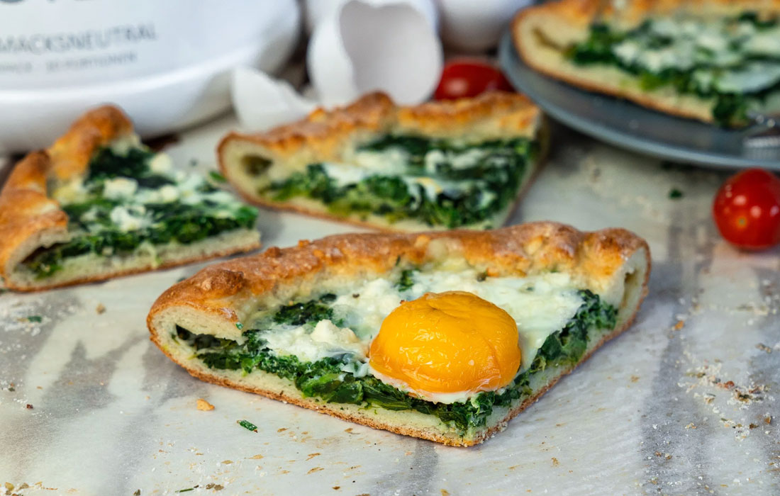 Kalorienarme Frühstückspizza | Protein Pizza mit Ei, Spinat &amp; Feta