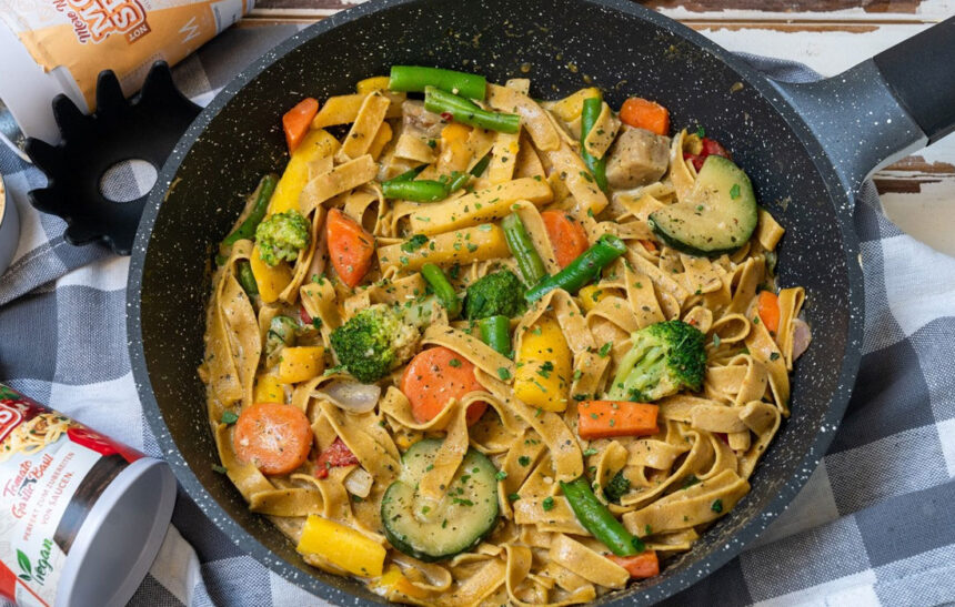 Nudel-Gemüse Bowl mit Käse-Tomaten Sahnesauce | Rucki-Zucki Protein ...